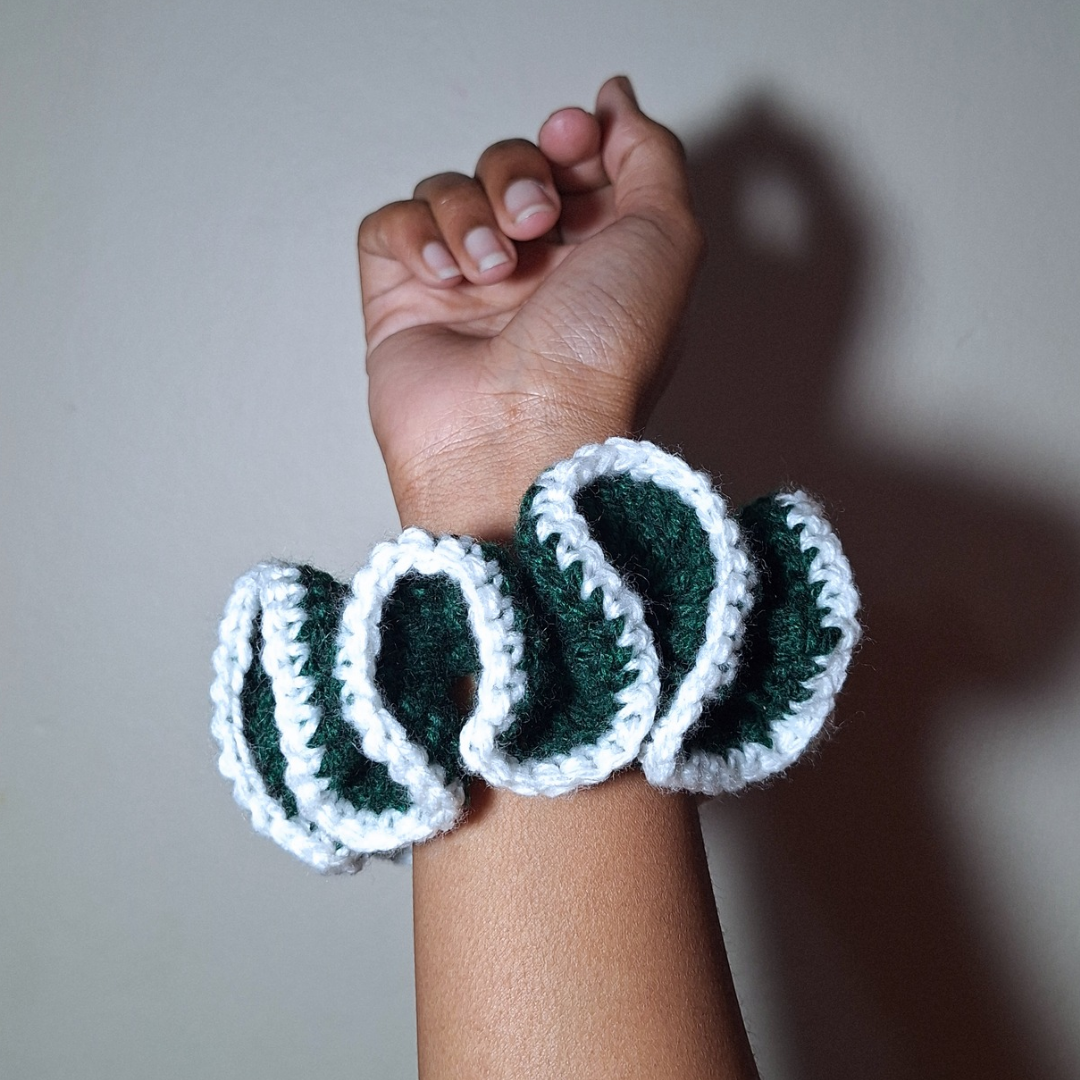 Outlined Wavy Scrunchie