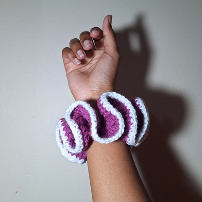 Outlined Wavy Scrunchie
